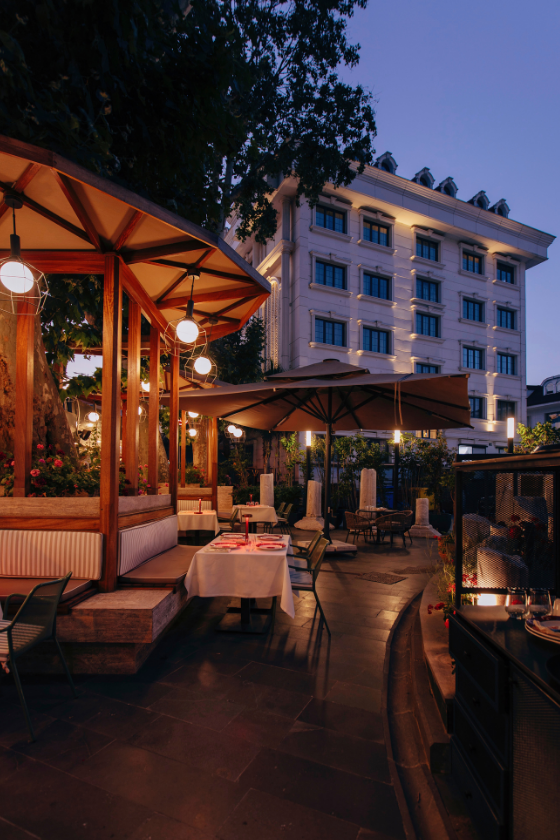 nuz restaurant night