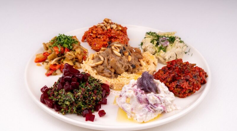 Nuz Restaurant - beyaz tabakta Anadolu meze çeşitleri: muhammara, babagannuş, humus, girit ezmesi, pancarlı salata ve yoğurtlu meze