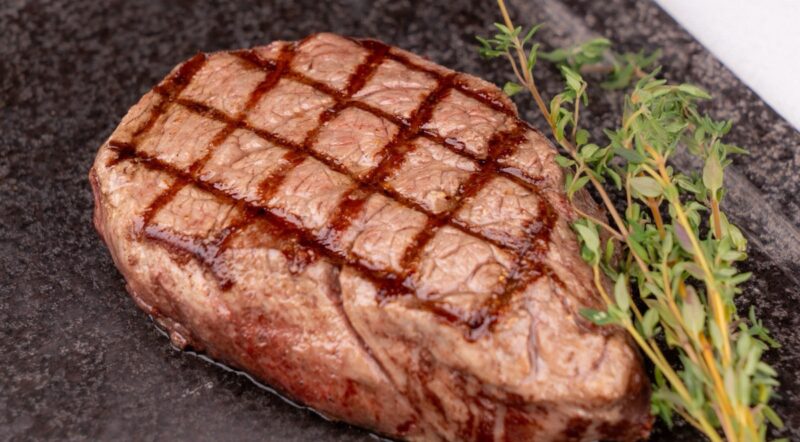 Nuz Restaurant - ızgara izleri belirgin, medium pişirilmiş dana steak, taş tabakta kekikle